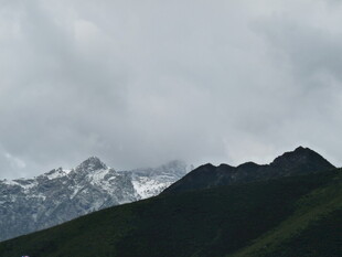 云雾缭绕的巍峨雪山