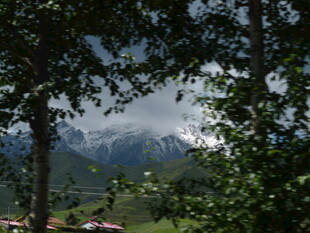 山林间远眺壮丽山脉景色