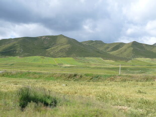 草原山峦风景图