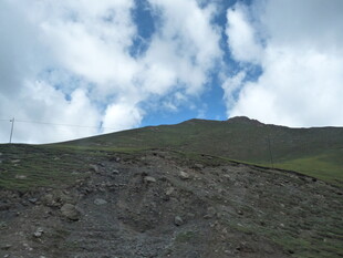 山间土路 蓝天白云相伴
