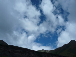 蓝天白云下的山峦美景