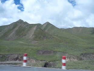 公路旁的山峦与红白标志