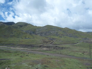 山间开阔草地 蓝天白云