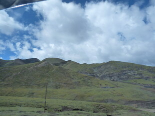 青山蓝天间的美丽景致