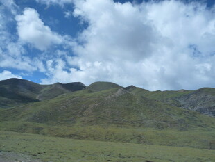 蓝天白云下的翠绿山峦