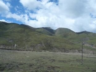 草原山峦蓝天白云风景
