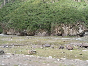 山间河畔的自然景致