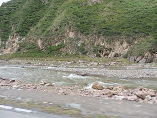 山间河滩 石与流水之景