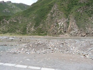 山间碎石路与葱郁山峦