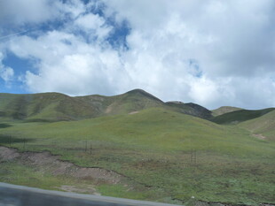 公路旁的青山与蓝天白云