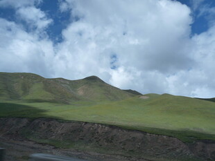 草原蓝天远山风景图