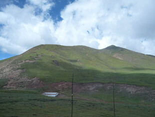 草原山峦间的自然美景