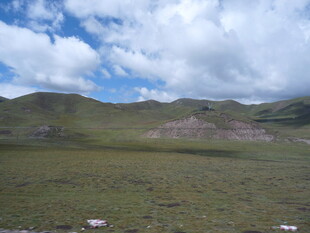 草原山峦蓝天白云美景