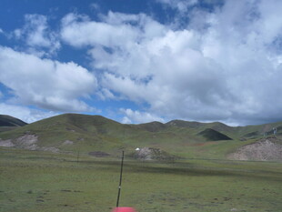 草原风光与远处山峦