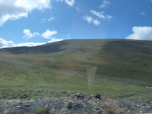 蓝天绿草山丘自然风景