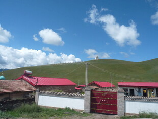 草原上的红顶建筑