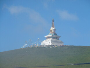 山顶白塔 蓝天相伴