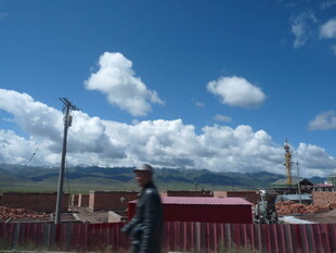 蓝天白云下的户外场景