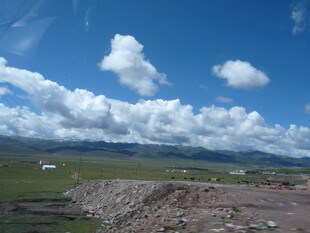 蓝天白云下的开阔风景