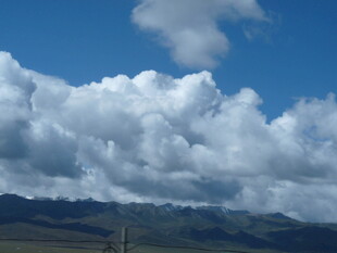 蓝天白云下的壮美山峦