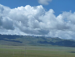 草原上的壮丽云海景观