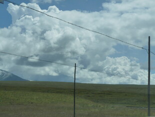 草原上的电线与蓝天白云