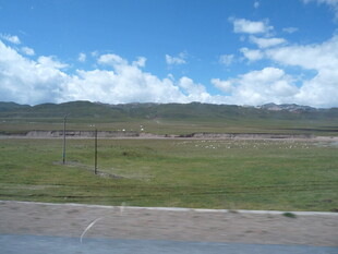 草原风光 远处山峦与蓝天