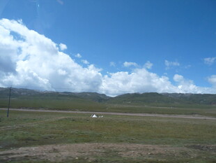 草原风光 蓝天白云下的开阔