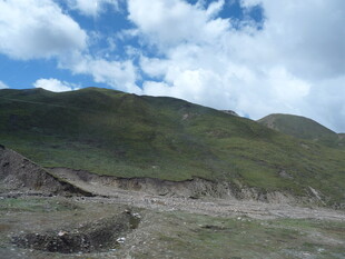 青山蓝天间的开阔地貌