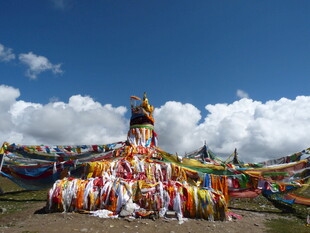 藏区五彩经幡飘扬景观