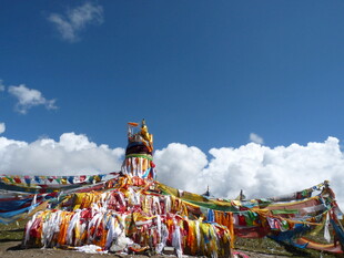 藏区五彩经幡与佛像景观