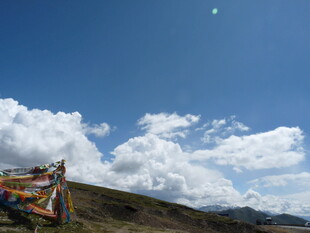 蓝天白云下的彩色经幡