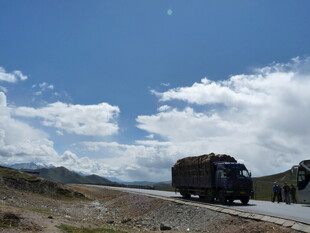 公路上行驶的载货大卡车