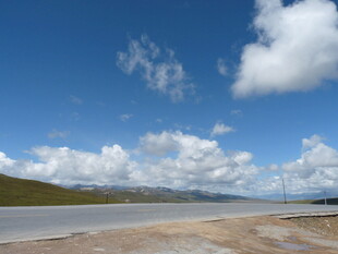 蓝天之下的开阔水域景观