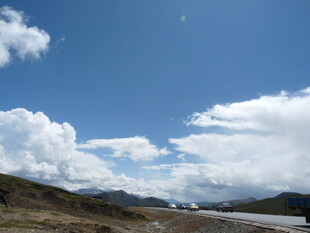 蓝天白云下的开阔公路