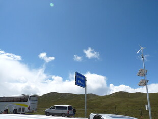 户外开阔地的旗帜与风车