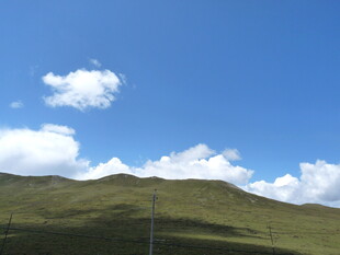 蓝天青山间的纯净景致
