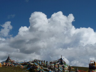 草原上的多彩经幡与白云