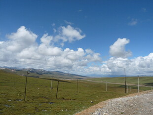草原公路边的蓝天白云