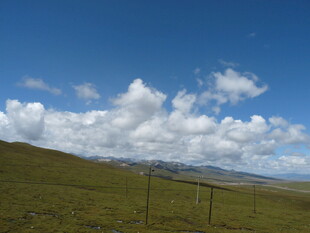 草原蓝天白云南山风光