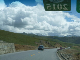 公路上行驶的汽车与风景