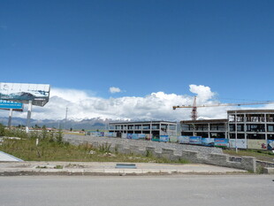 户外开阔场景中的建筑设施