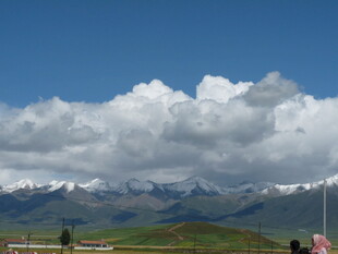 蓝天白云下的壮美山脉