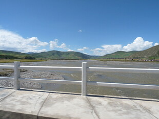 湖边护栏旁的开阔风景