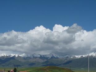 蓝天白云下的壮美雪山景观