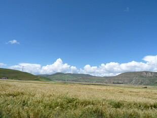 广袤草原与蓝天白云美景