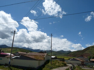 蓝天白云下的乡村风景