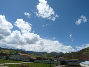 蓝天白云下的乡村美景