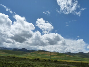 蓝天白云下的广袤山野