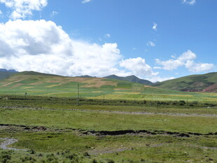 草原蓝天远山美丽风光